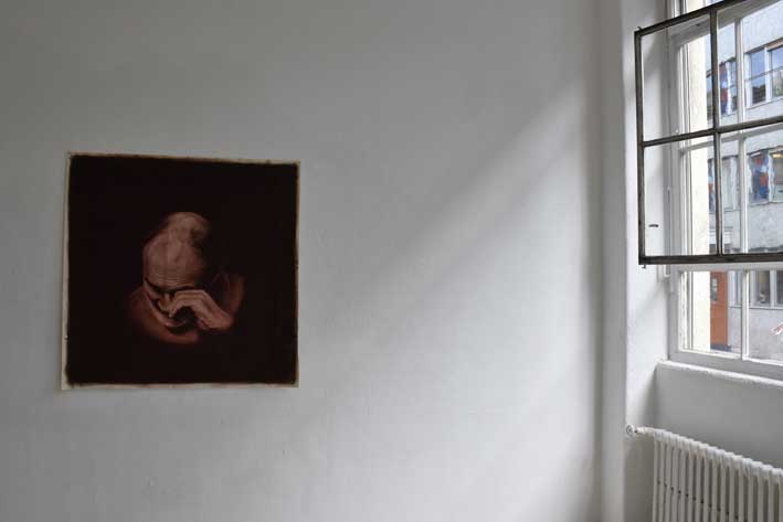 Sylvie Wozniak, L'oeil brûlé (Antonio), 2019, huile sur toile de coton brut, 110 x 110 cm, vue de la deuxième salle