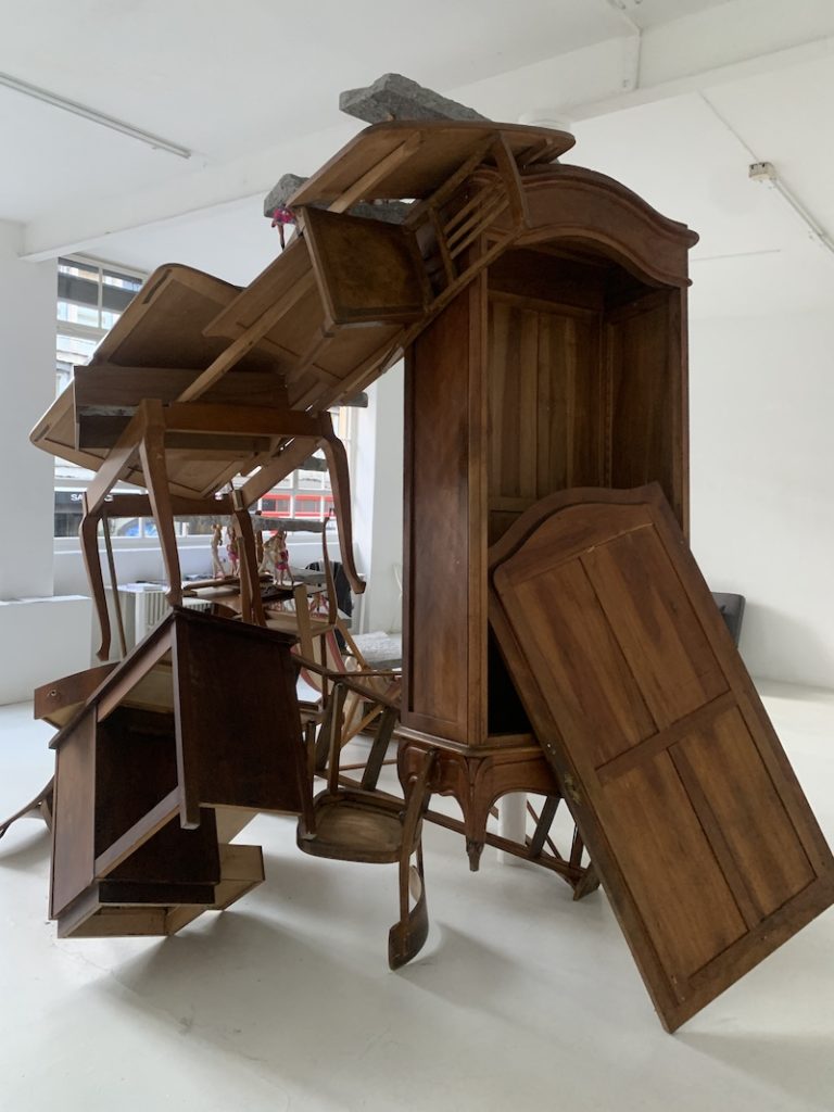 David Mach, No Rest for the Wicked, détail d'installation
