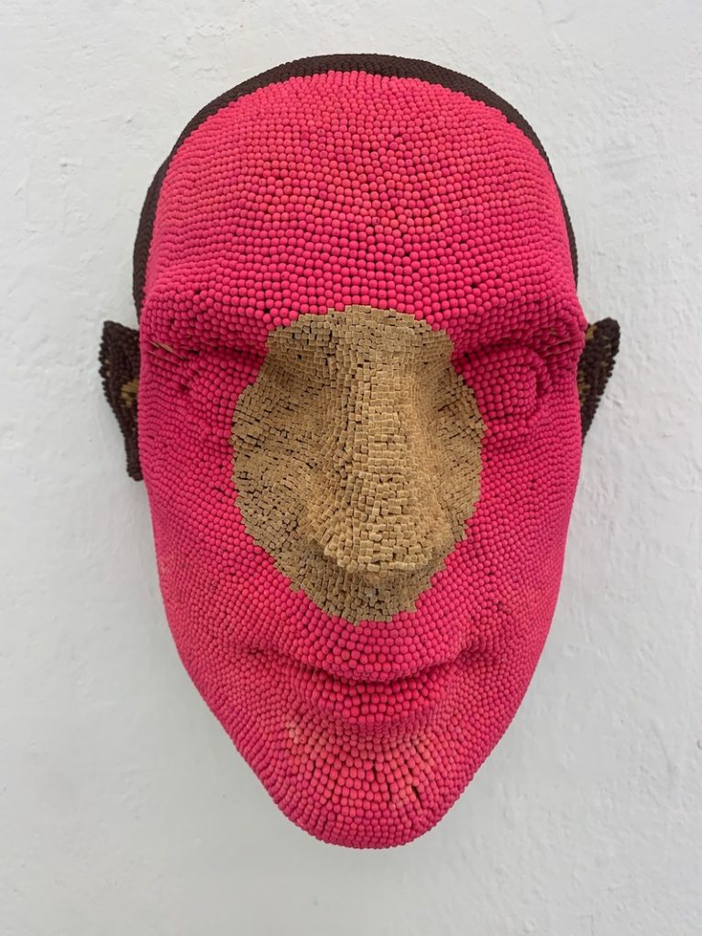 David Mach, Target Matchead, 1997, 39 x 33 x 30 cm, allumettes assemblées