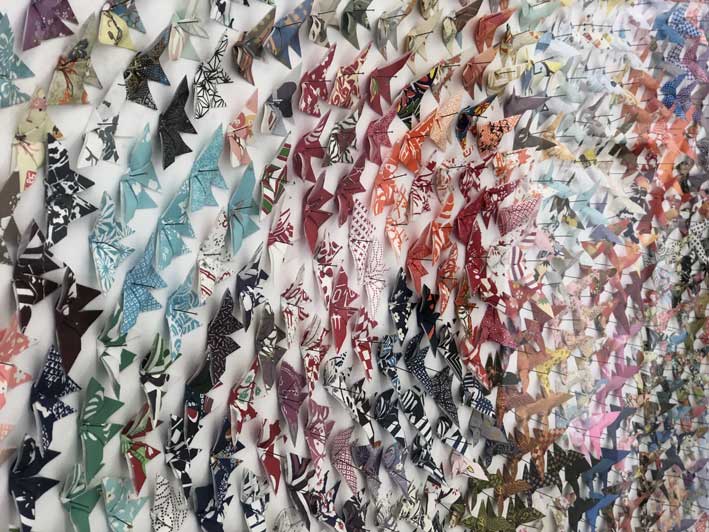 Nina Rodin, Catégorie de permutation quasi-infinies (détail), 2018, papier d'origami japonais, papier aquarelle, épingles d'entomologistes dans cadreen chêne fait sur mesure, 162 x 162 x 9 cm 