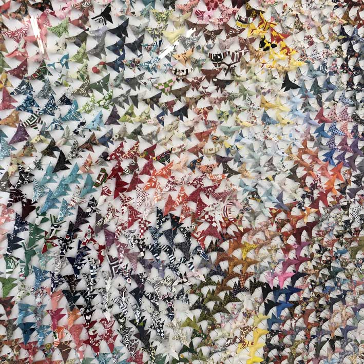 Nina Rodin, Catégorie de permutation quasi-infinies (détail), 2018, papier d'origami japonais, papier aquarelle, épingles d'entomologistes dans cadreen chêne fait sur mesure, 162 x 162 x 9 cm
