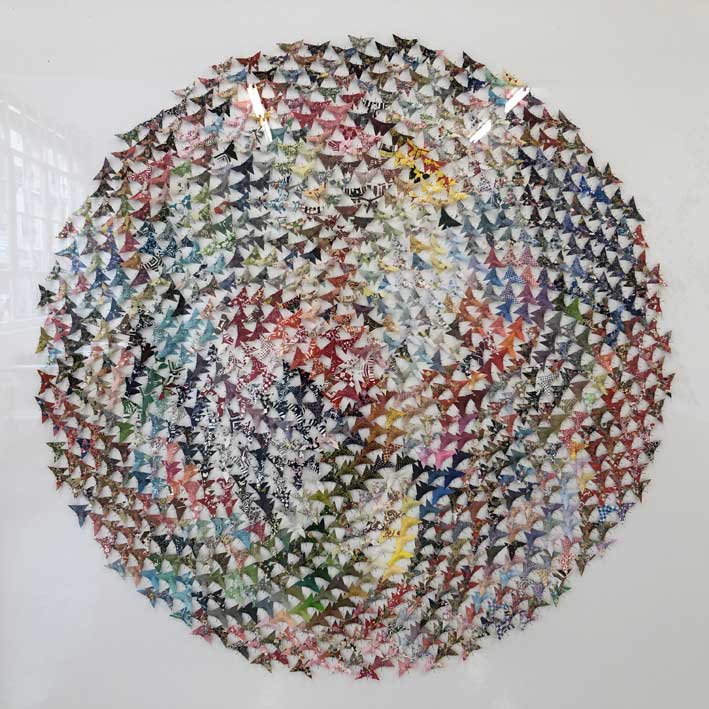 Nina Rodin, Catégorie de permutation quasi-infinies, 2018, papier d'origami japonais, papier aquarelle, épingles d'entomologistes dans cadre en chêne faitsur mesure, 162 x 162 x 9 cm