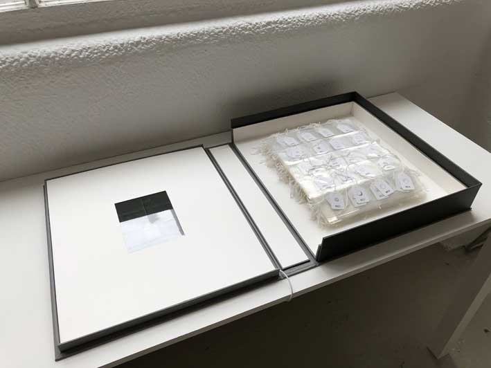  Nina Rodin, 1000 dessins ronds (boîte), 2013, livre de travail comprenant un écran avec vidéo et 1000 dessins originaux en boîte à clapet, 41.5 x 47.5 x 8 cm