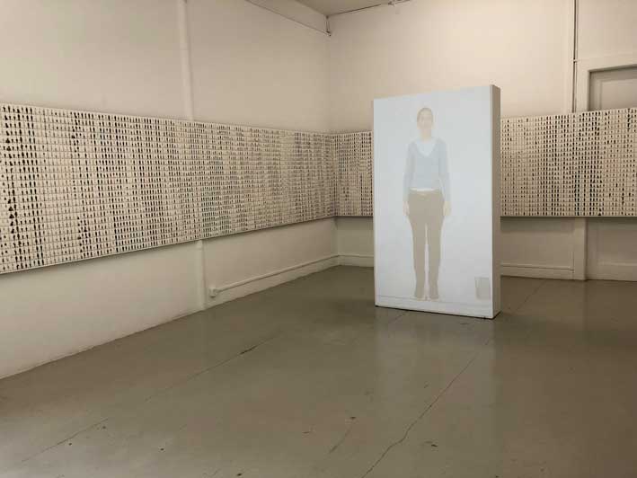 Nina Rodin, au mur The Clothes project, 2018, partie II: "wall paper", tirage photographique d'archives 111 x 1600 cm; au centre de la salle The Clothesproject, 2017, partie I, film" 31'58'' film HD