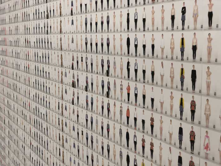  Nina Rodin, The Clothes project, 2018, partie II: "wall paper" (détail), tirage photographique d'archives 111 x 1600 cm
