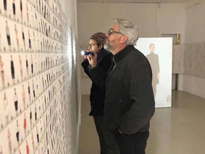 Nina Rodin, au mur The Clothes project, 2018, partie II: "wall paper", tirage photographique d'archives 111 x 1600 cm; au centre de la salle The Clothesproject, 2017, partie I, film" 31'58'' film HD 