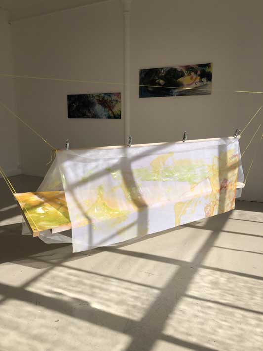 Lea Roth, Jaune!, 2019, huile et encre sur bois, toile polyester, métal, cordes, installation dimensions variables