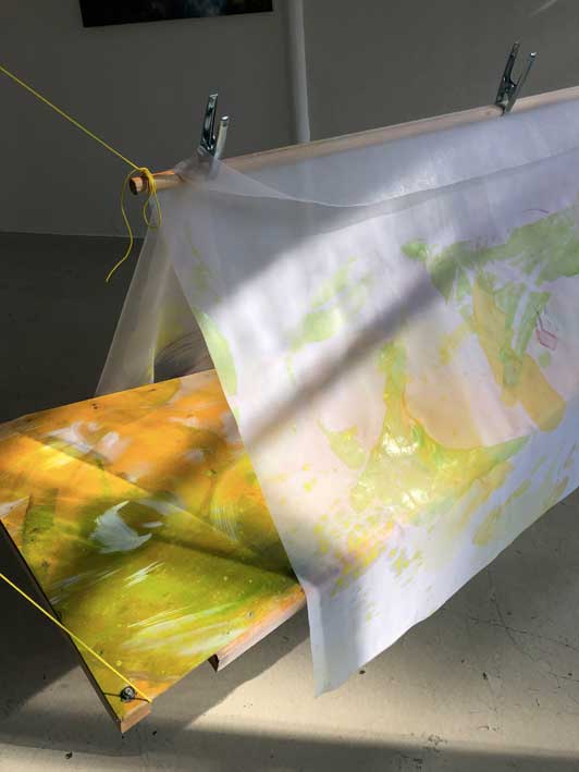 Lea Roth, Jaune! (détail), 2019, huile et encre sur bois, toile polyester, métal, cordes, installation dimensions variables