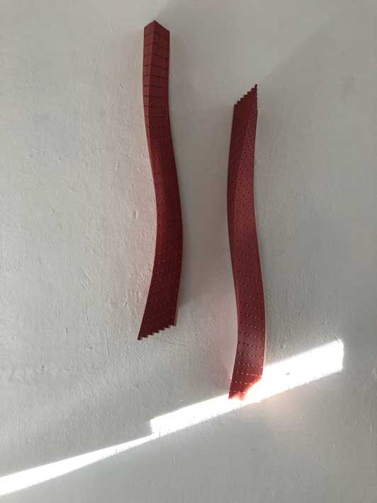 Résonnances, 2018, mélèze teinté, 2 éléments, 135 x 40 x 10 cm