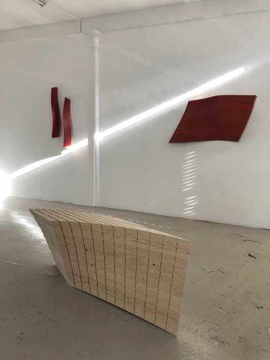 Résonnances, 2018, mélèze teinté, 2 éléments, 135 x 40 x 10 cm