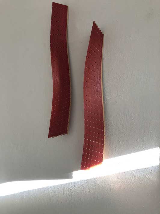 Résonnances, 2018, mélèze teinté, 2 éléments, 135 x 40 x 10 cm