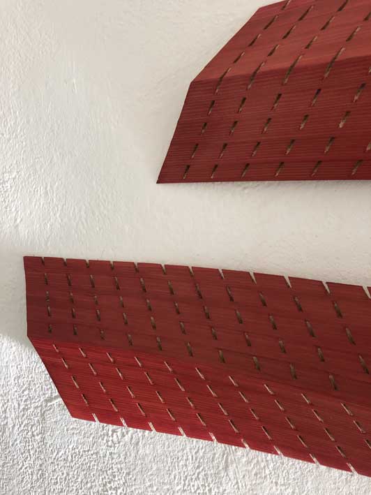 Résonnances, 2018, mélèze teinté, 2 éléments, 135 x 40 x 10 cm