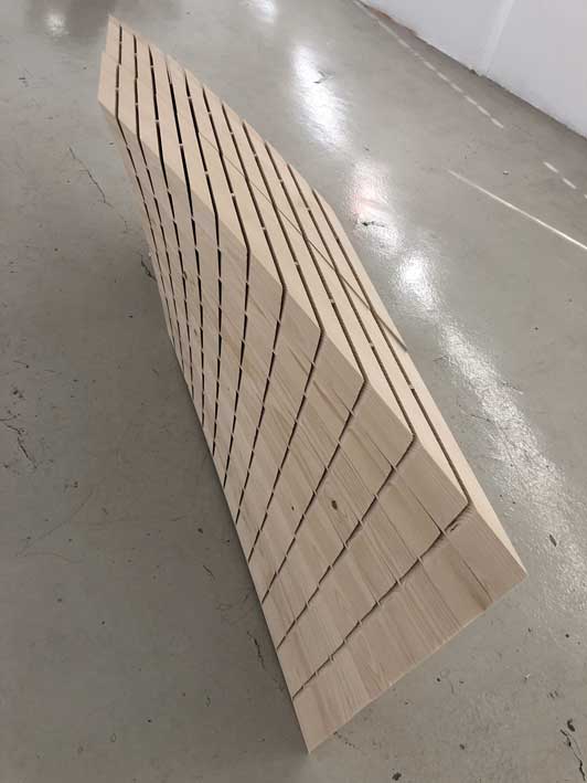 Résonnances, 2018, mélèze teinté, 2 éléments, 135 x 40 x 10 cm
