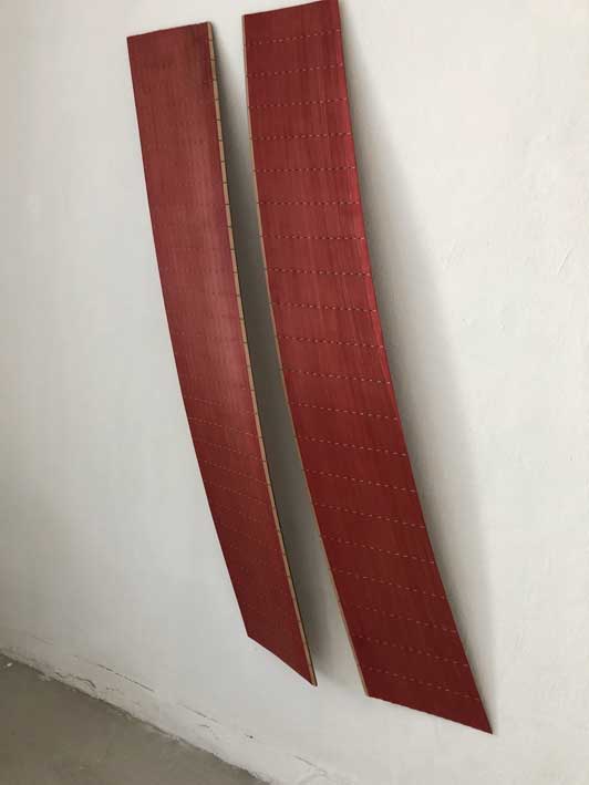 Résonnances, 2018, mélèze teinté, 2 éléments, 135 x 40 x 10 cm