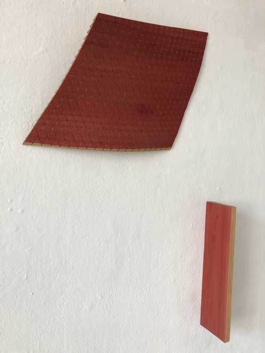 Résonnances, 2018, mélèze teinté, 2 éléments, 135 x 40 x 10 cm