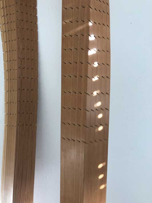 Résonnances, 2018, mélèze teinté, 2 éléments, 135 x 40 x 10 cm