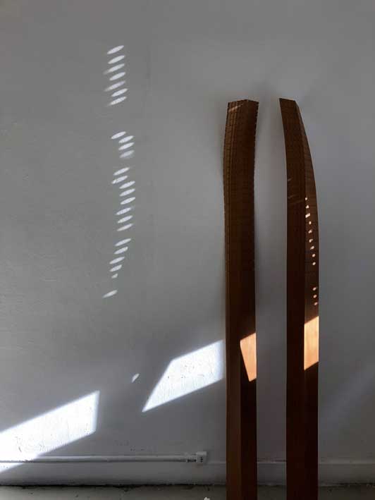 Résonnances, 2018, mélèze teinté, 2 éléments, 135 x 40 x 10 cm
