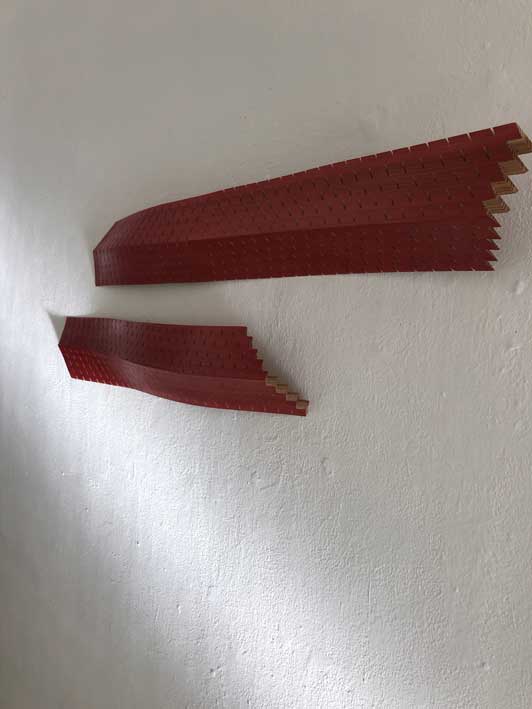 Résonnances, 2018, mélèze teinté, 2 éléments, 135 x 40 x 10 cm
