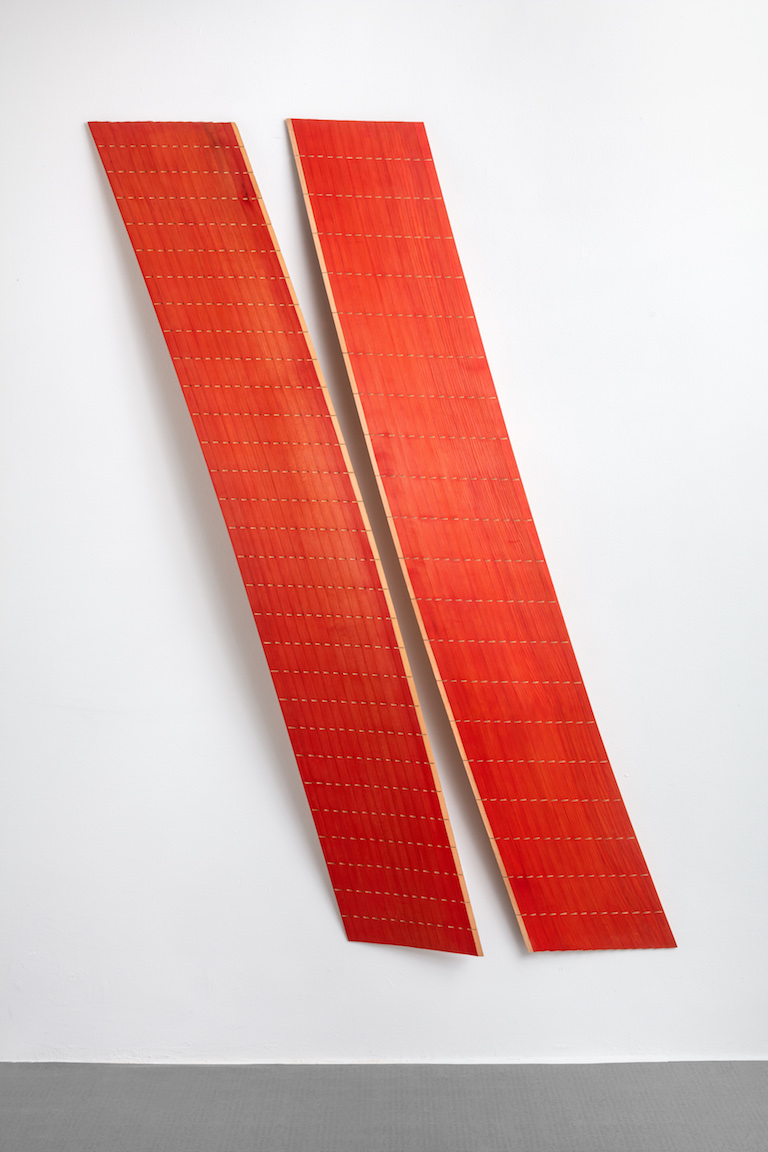 Pierre-Alain Zuber, Obliques, 2019, mélèze teinté, 205 x 75 x 18 cm