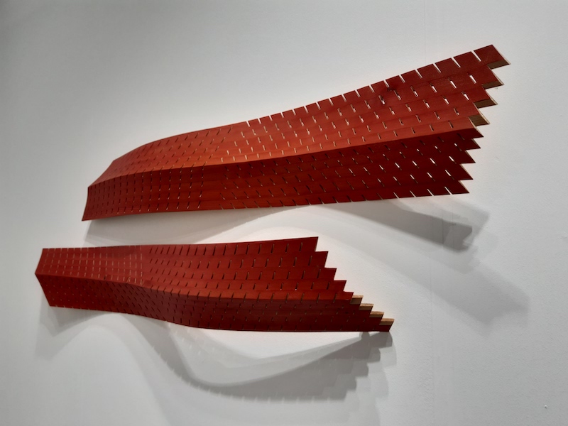 Pierre-Alain Zuber, Recto-verso, 2020, mélèze teinté, 125 x 40 x 18 cm