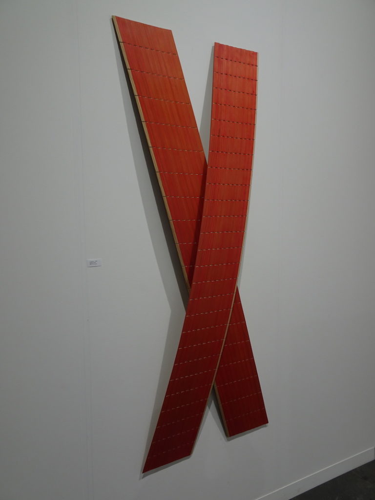 Pierre-Alain Zuber, Croisés, 2021, mélèze teinté, 185 x 75 x 12 cm